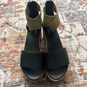 Sorel Black and Tan Women's Sandals